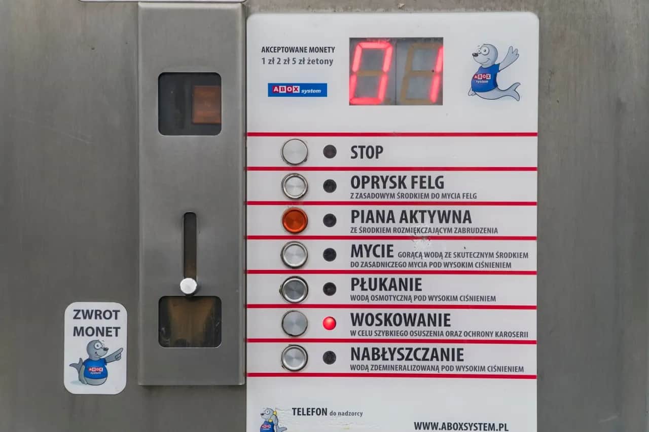 Ciśnienie na myjni bezdotykowej: Ile barów jest bezpieczne dla lakieru?