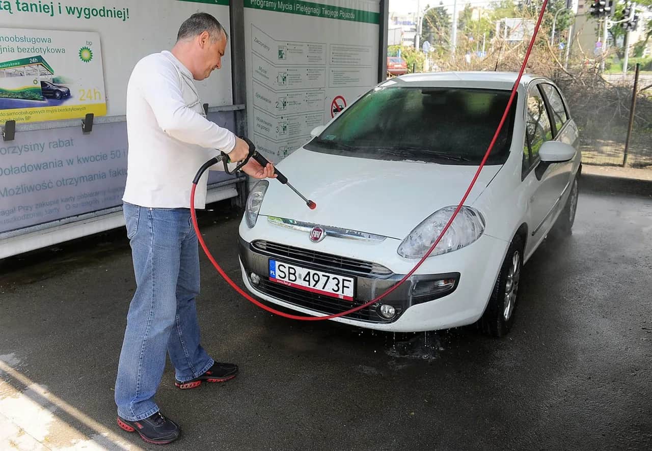 Myjnia bezdotykowa: Jak myć auto bez zacieków? Poradnik Błażeja