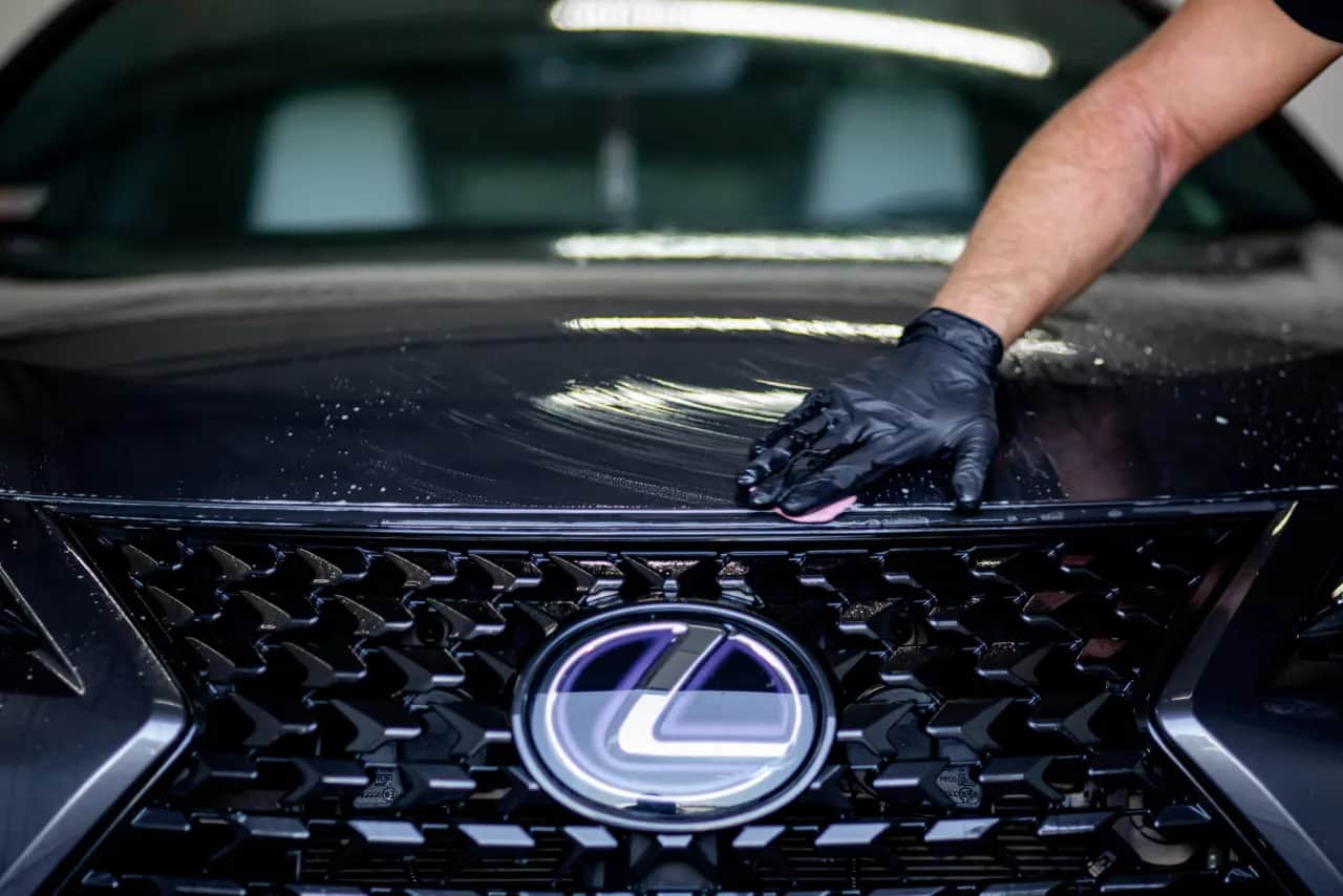 Wosk na aucie: Jak dbać, by blask i ochrona trwały dłużej?