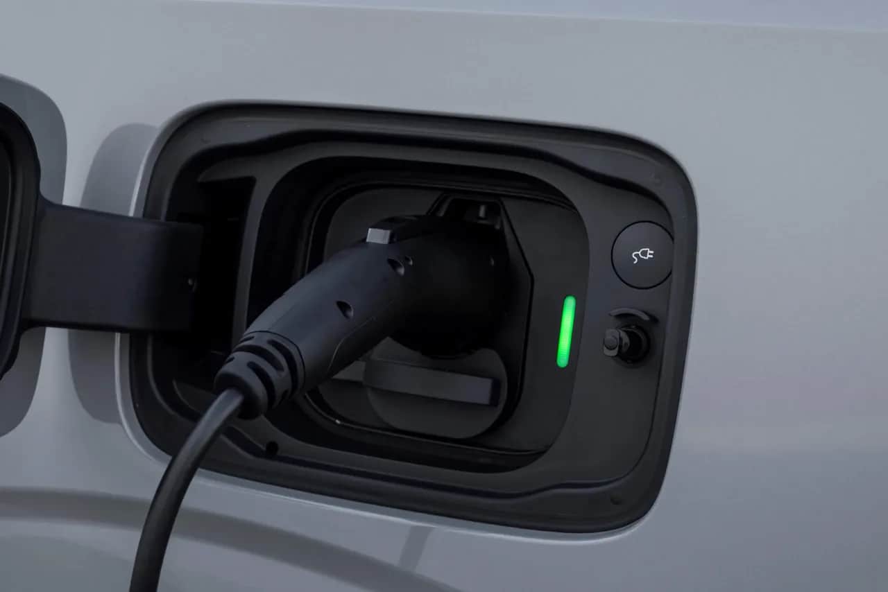 Ładowanie hybryd: Które podłączysz do gniazdka, a które nie?