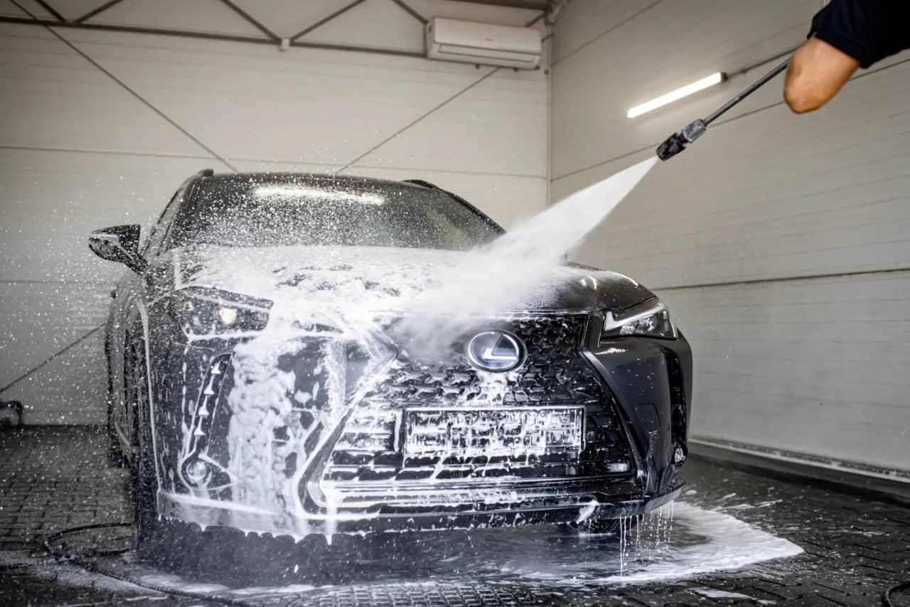 Jak umyć samochód na myjni bezdotykowej, by lśnił bez zacieków?