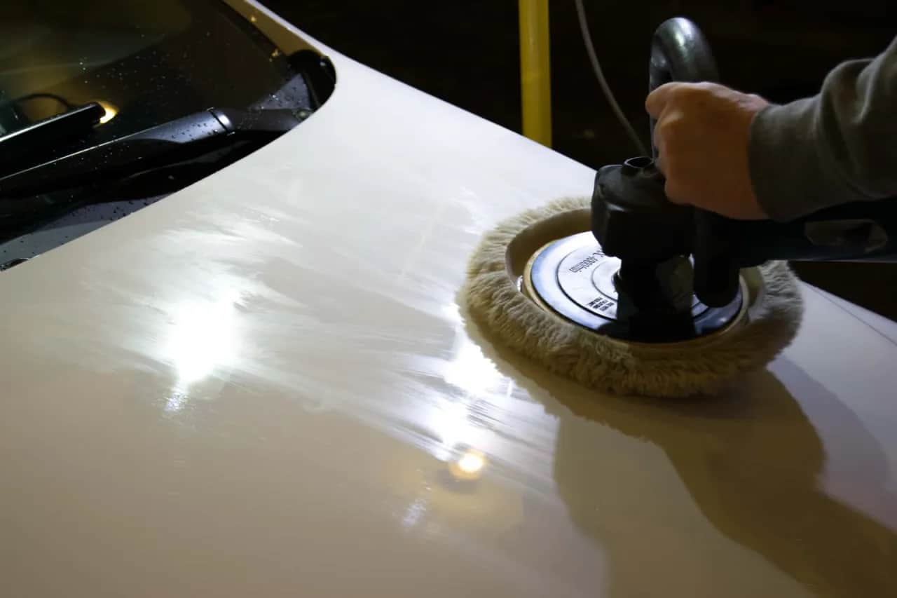 Jak polerować auto? Przewodnik eksperta do lustrzanego blasku!