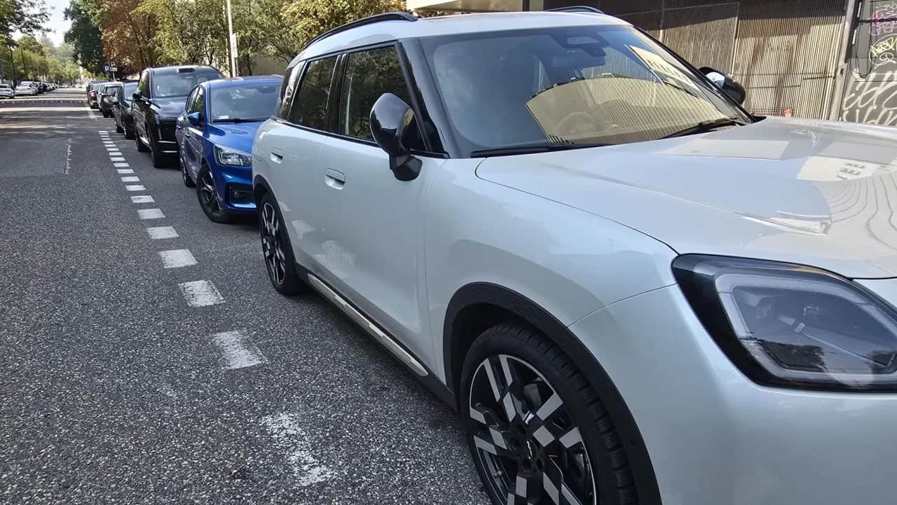 Sprzedaż darowanego samochodu bez podatku? Kluczowe 6 miesięcy!