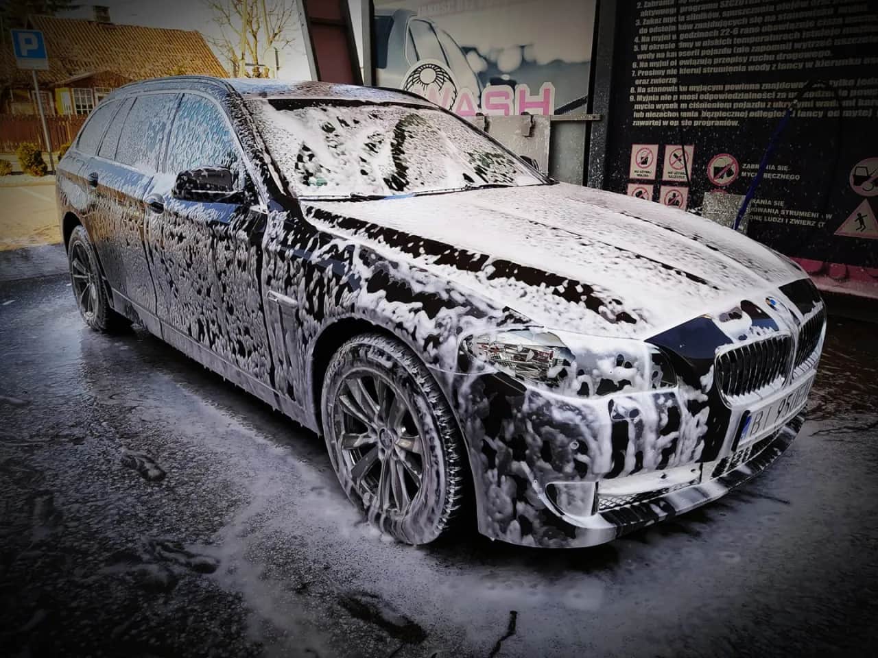 Myjnia samoobsługowa: Umyj auto jak detailer! Bez zacieków i rys