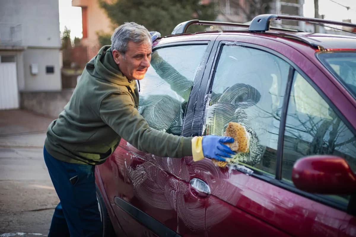 Mycie auta pod domem: Czy to legalne? Gminne zasady i kary