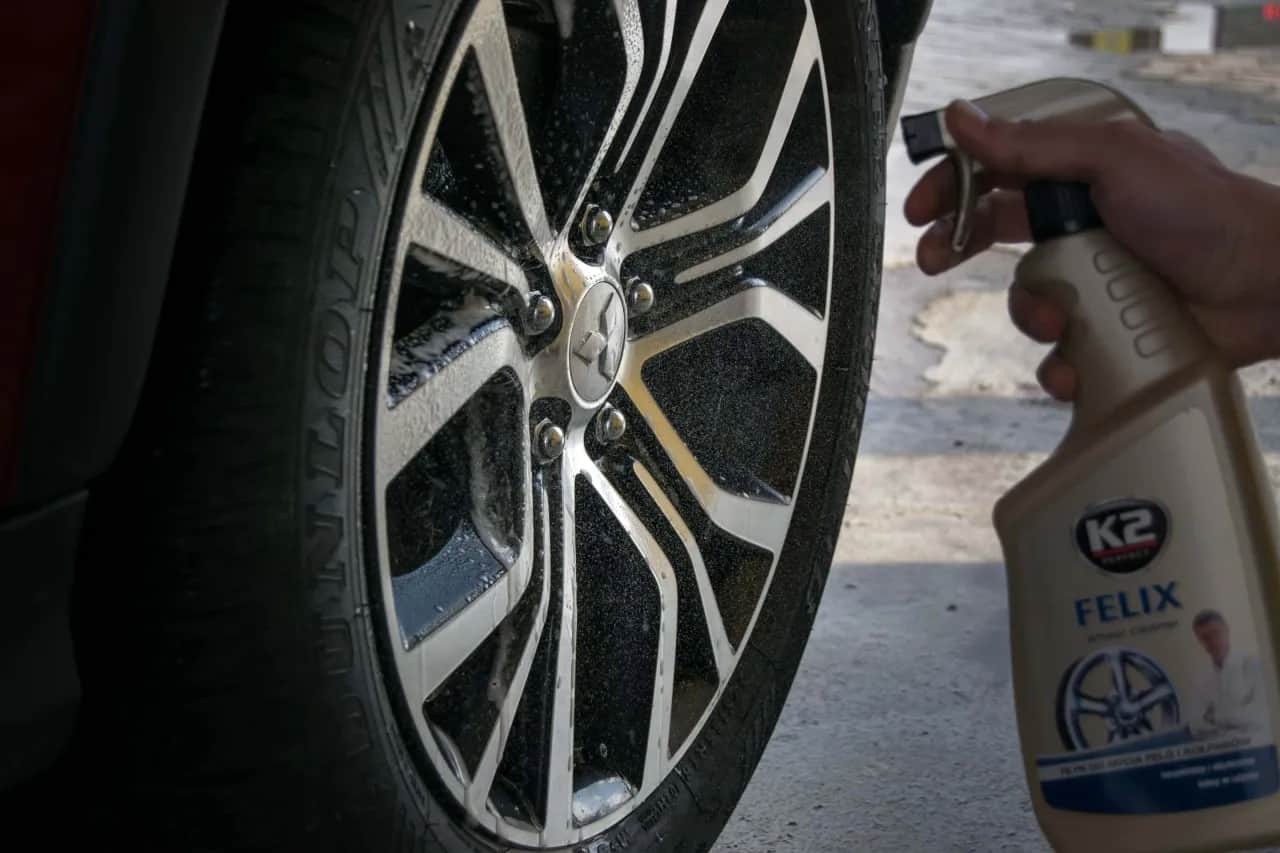 Jak myć auto na myjni bezpiecznie? Lśniący lakier bez zacieków