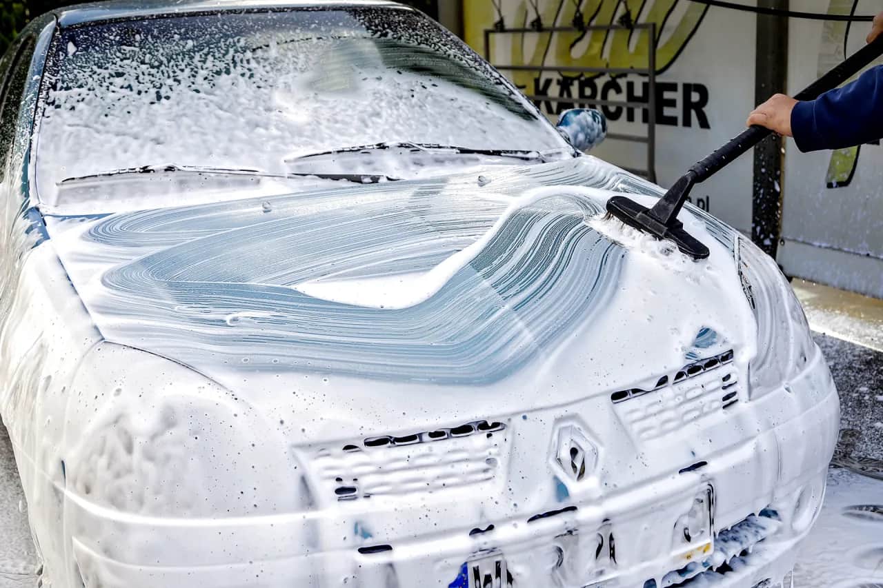 Ile kosztuje myjnia w 2026? Porównanie cen i jak nie przepłacić