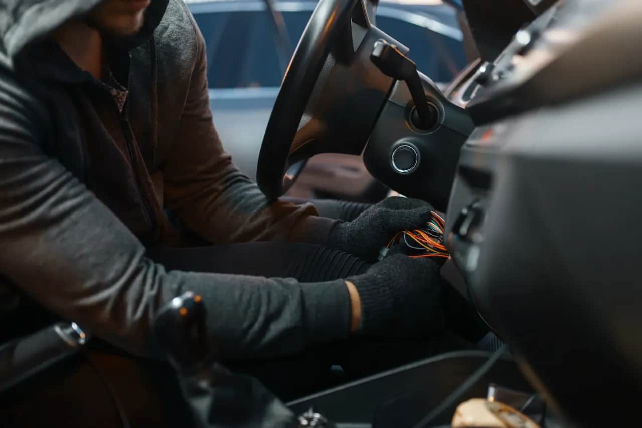 Zagłuszanie GPS w aucie: Kary do miliona, ryzyko i legalne opcje