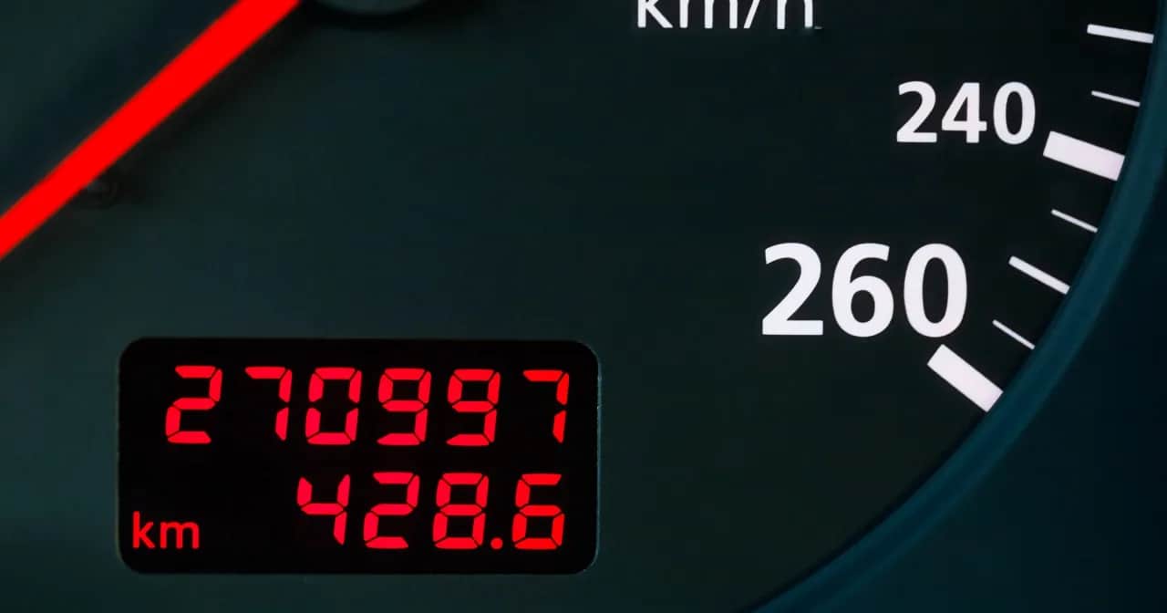 Dobry przebieg w samochodzie używanym? Sprawdź, co naprawdę się liczy!